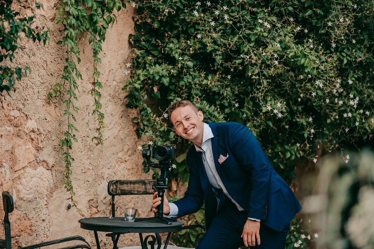 Paul Frehse lächelt in die Kamera, neben ihm seine Filmkamera auf einem Gimbal